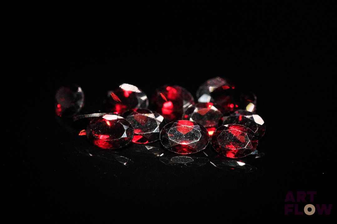 Douze grenats ovales. 11.24 cts. Dims. moy.: 7.0mm x 5.0mm