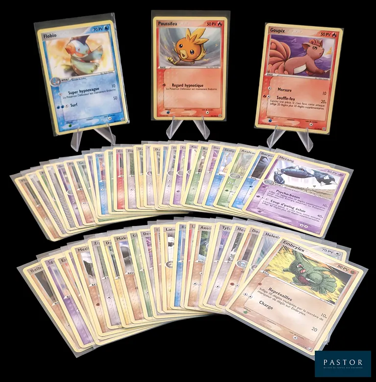 Ensemble de 50 cartes Pokémon - Communes et Peu Communes. 
Séries diverses du bloc Ex : Ex Deoxys, Ex Émeraude, et EX Forces Cachées. 
Cartes en état global Excellent /Near Mint, en français.