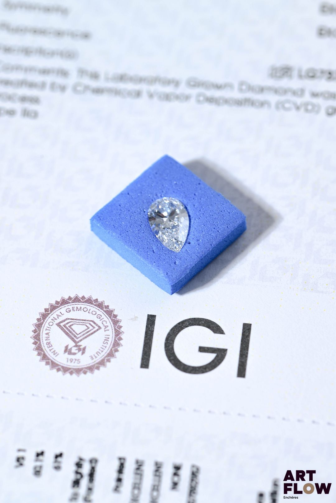 Diamant de synthèse taille poire de 1.00 carat. Accompagné d'un certificat de laboratoire de l'IGI (international gemological Institute) précisant : Dimensions : 9.19 x 5.49 x 3.30 mm Couleur : D Pureté : VS 1 Fluorescence : aucune