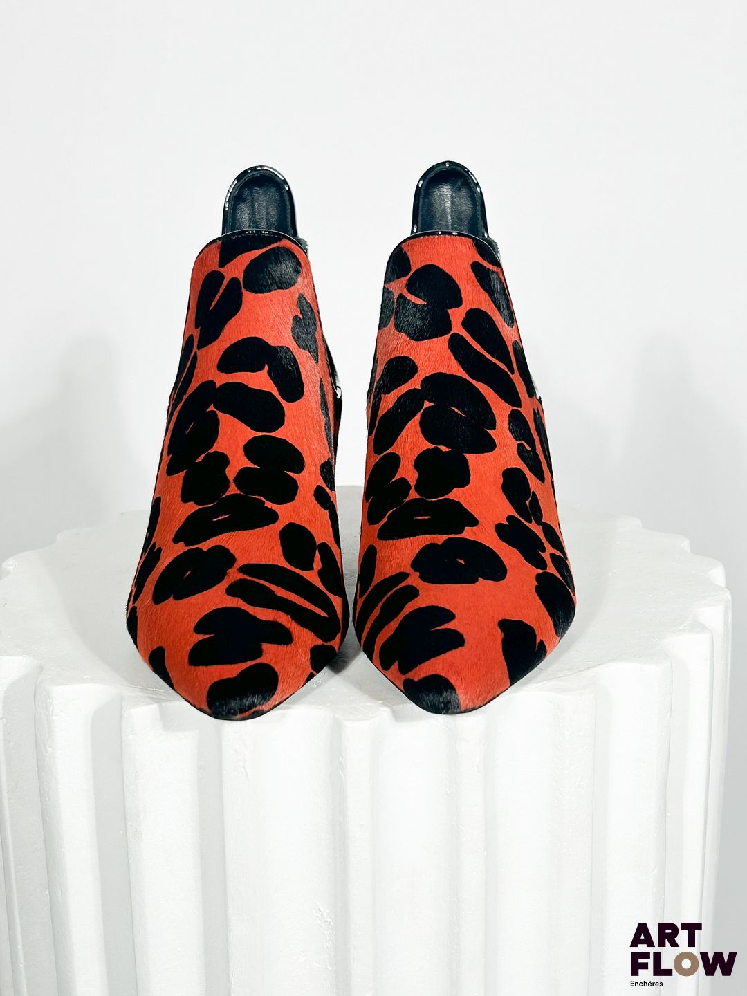 ROGER VIVIER Paire de bottines en cuir noir et poils à motif imprimé léopard dans les tons orangés Pointure 38. Talons de 5,5 cm Etat neuf avec étiquette Dans leur boîte avec dustbag Prix boutique initial : 1100 €