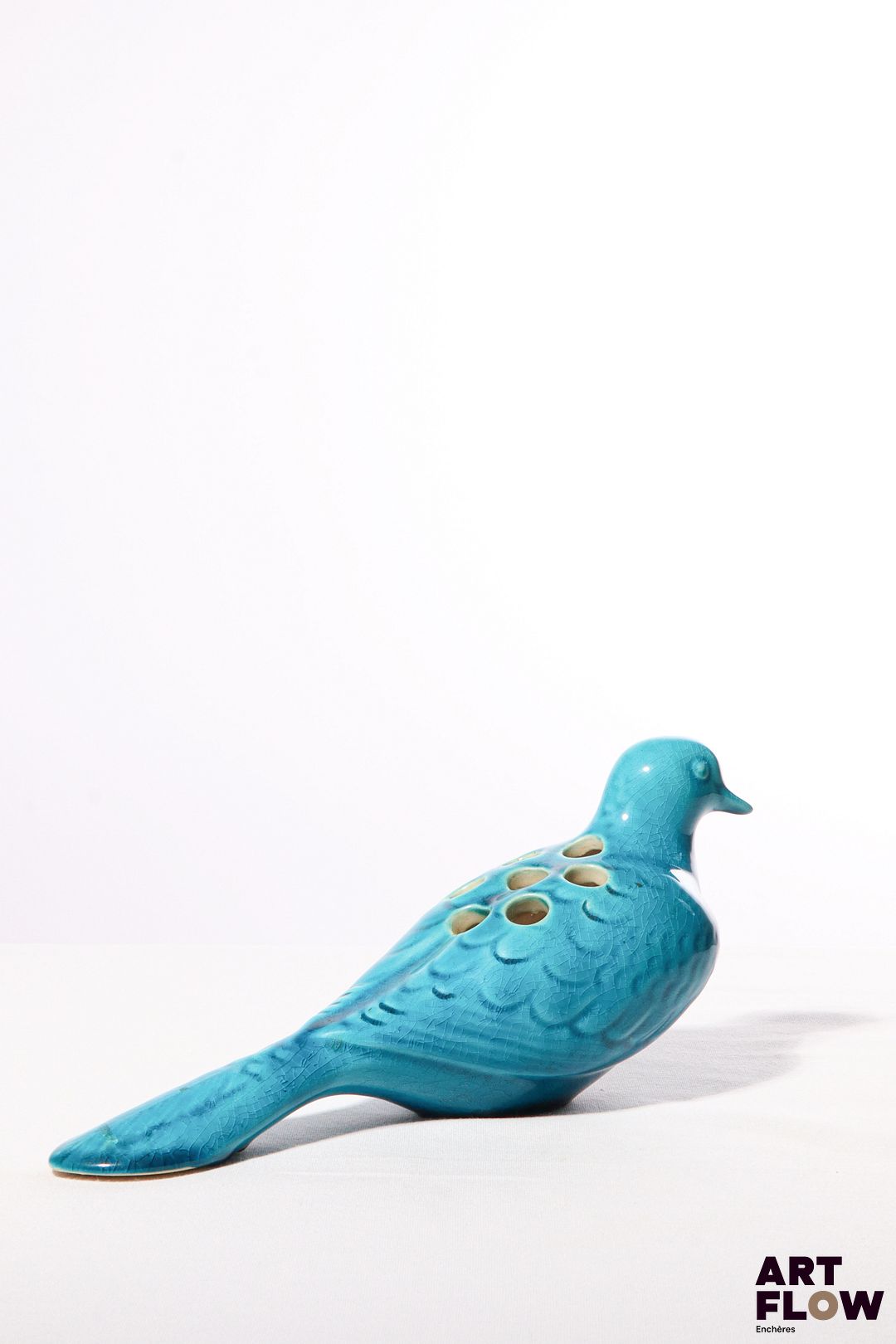 POL CHAMBOST (1906-1983) Oiseau pique-fleurs en faience à couverte émaillée bleue. Signé sous la queue "Pol Chambost". 27 x 13 x 9 cm