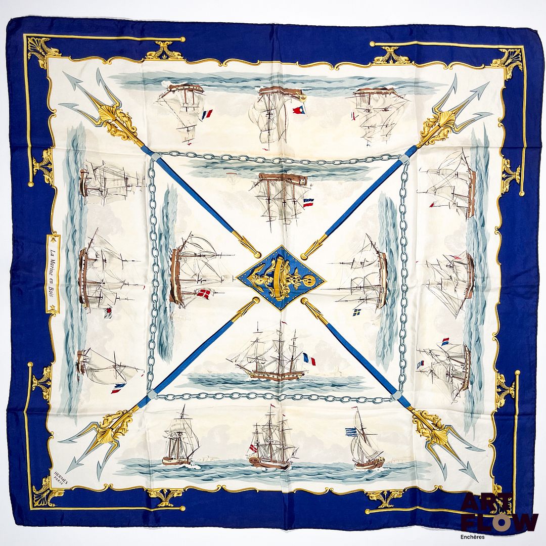 HERMÈS Modèle "La marine en bois" Carré en twill de soie dans les tons ivoire et bleu, dessiné par Hugo GRYGKAR 90 x 90 cm Bon état général malgré quelques défauts (jaunissement, petites taches)
