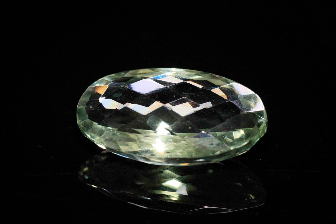 Améthyste verte (prasiolite) ovale. Probablement Brésil, VVS. 14.79 cts. 22.0mm x 12.0mm