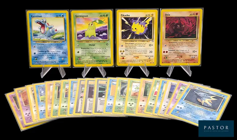 Ensemble de 24 cartes Pokémon - Communes et Peu Communes. 
Série du bloc Wizards : Neo Genesis. 
Cartes en état global Excellent /Near Mint, en français.