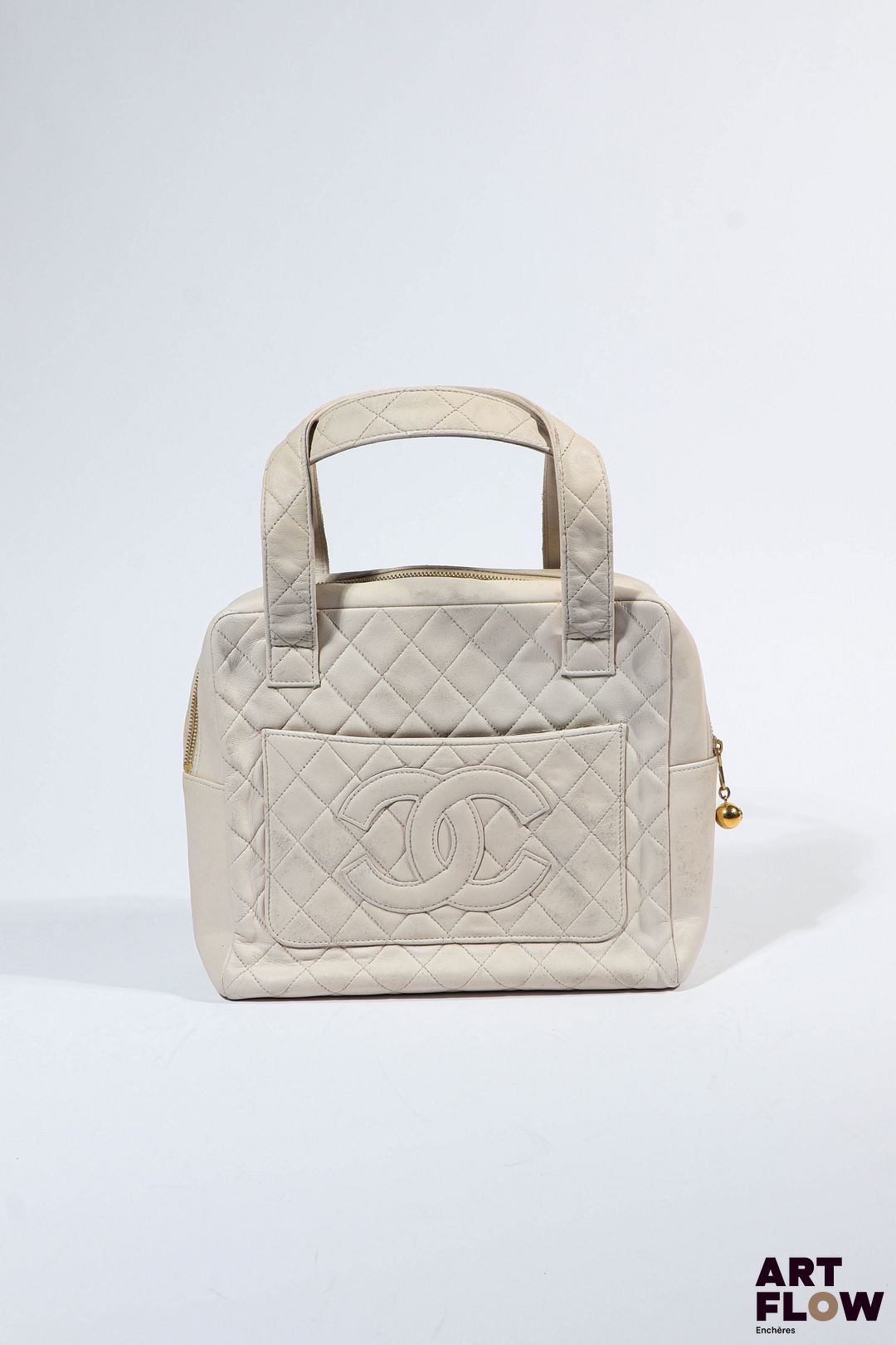 CHANEL, 1997 Sac en cuir matelassé beige. Fermeture zippée. Dimensions anses non comprises : 21 x 24 x 9 cm Quelques petites usures.