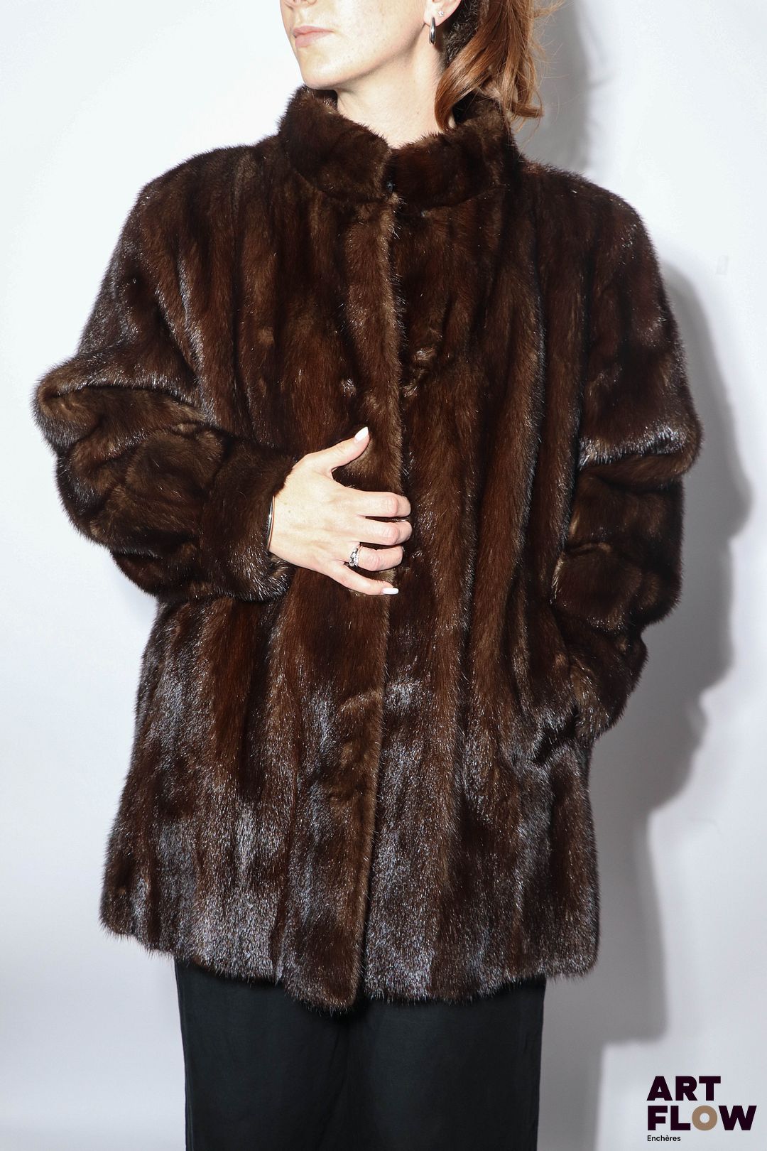 GUYONNET, Fourreur à Quimper Manteau en vison à col légèrement montant. Taille présumée 36/38. Excellent état, très belle façon.