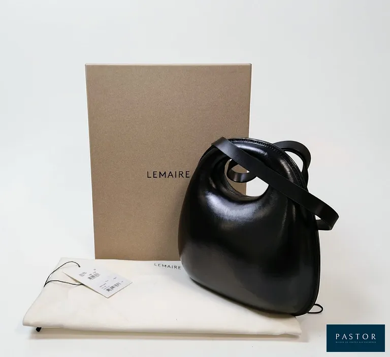 LEMAIRE. Sac à main "Egg" en veau noir, doublure en agneau noir, fermeture aimantée, bandoulière réglable et amovible, H.26 x L.22 x P.10 cm. Etat proche du neuf, avec dust-bag et boîte - TVA Récupérable