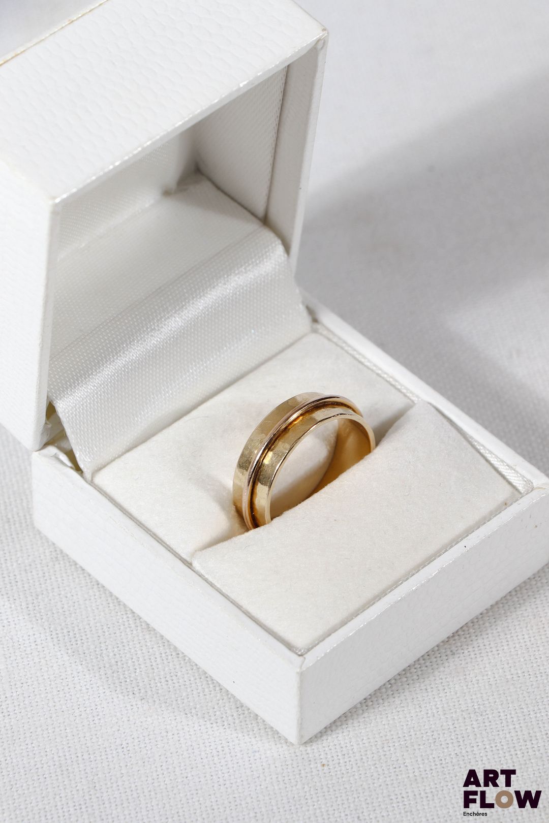 Jean DESPRÈS (1889-1980) Bague moderniste en or 18 carats (750/°°). Poinçon de maitre orfèvre. TDD 54 Poids : 6,11 g.