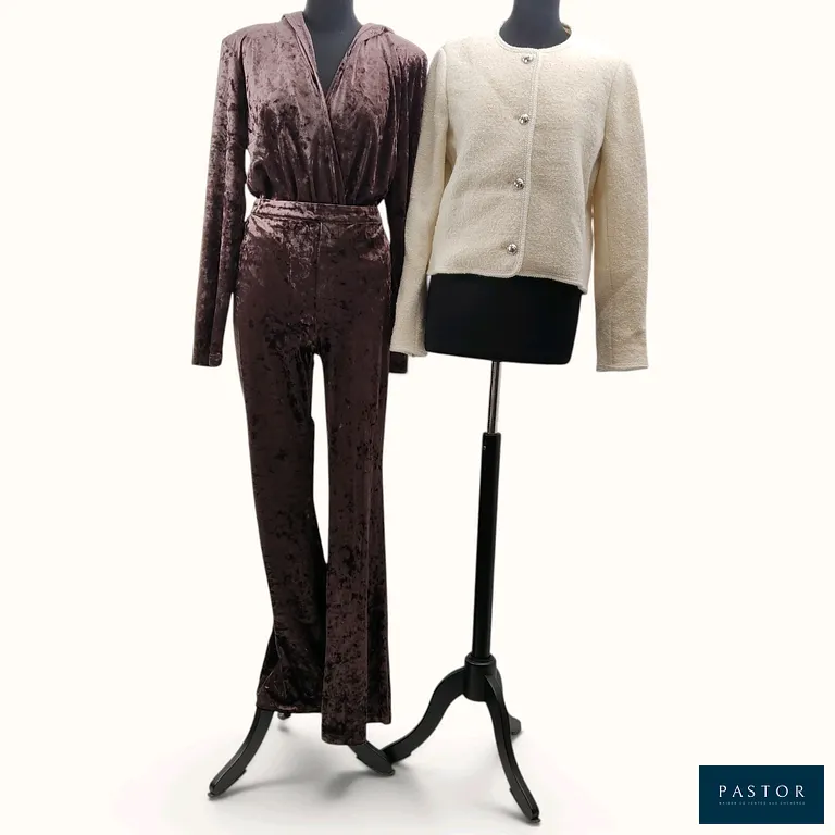 BA&SH. Lot composé d'un ensemble en velours chocolat comprenant un body à capuche "Laia", col V et épaules structurées, T.1, et un pantalon évasé "Lolita", T.36, et d'une veste courte "Ceredith" en laine bouclette mélangée écrue agrémentée de sequins argentés, T.1. NEUFS avec étiquettes  - TVA Récupérable