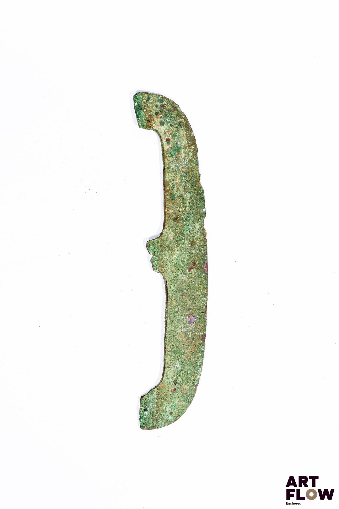 LURISTAN Lame courbe en bronze à patine verte. Premier millénaire avant JC. L. 32 cm. En l'état