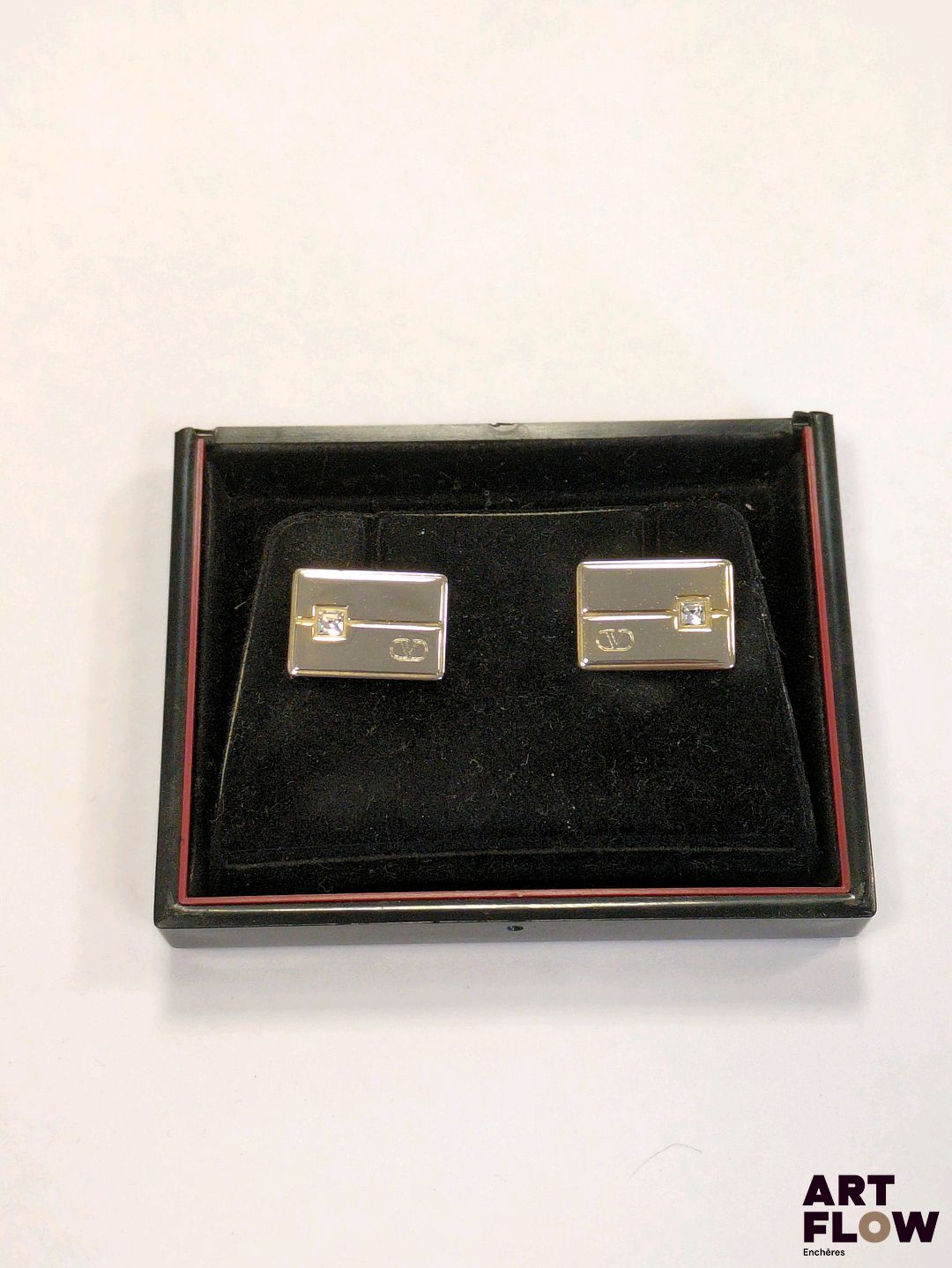 VALENTINO GAVARINI Bijoux Paire de boutons de manchettes en metal doré ornés d'un strass Dans leur écrin d'origine