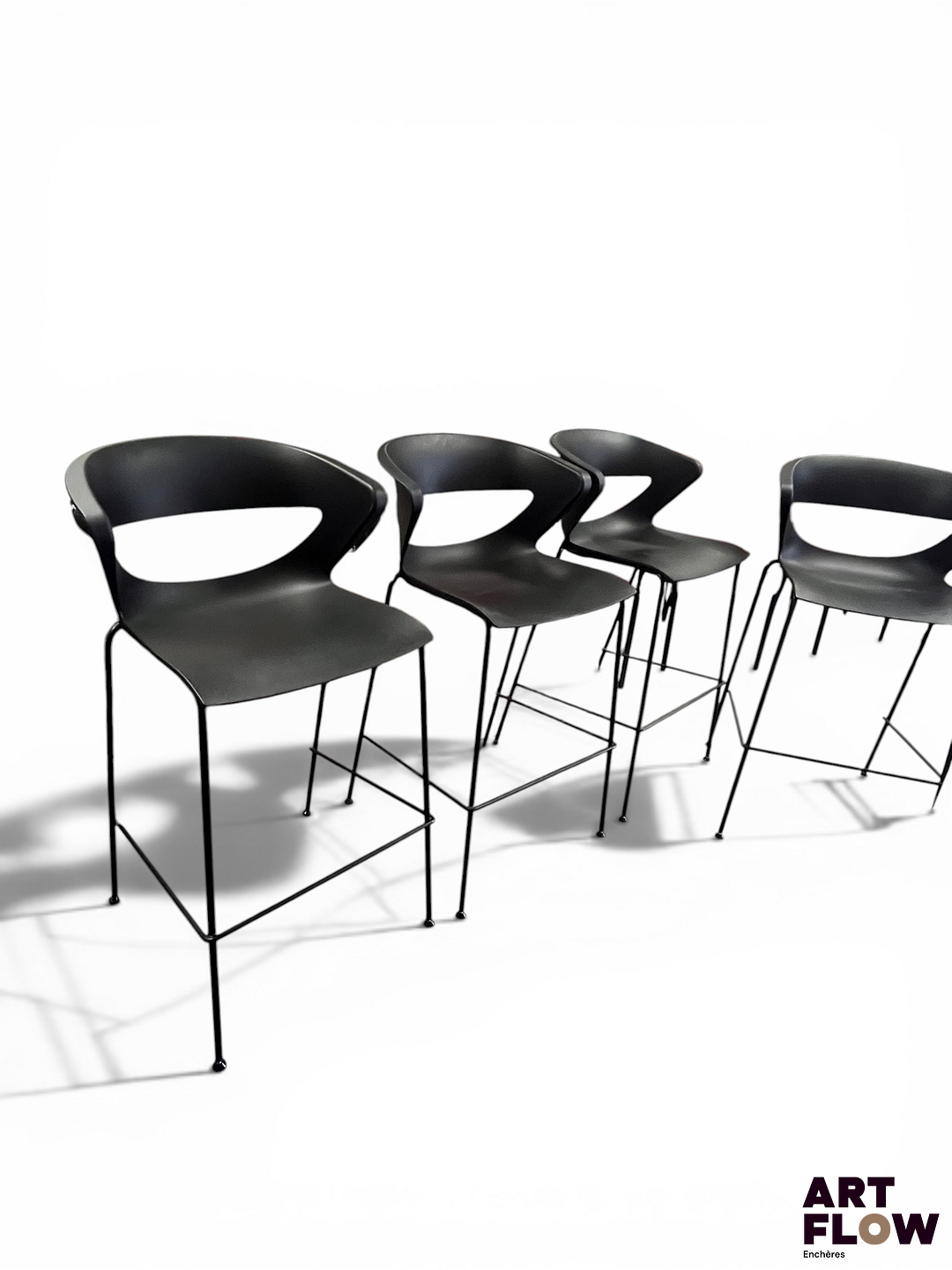 KASTEL Modèle KICCA Suite de 4 tabourets hauts en métal et polypropylène Traces d'usage