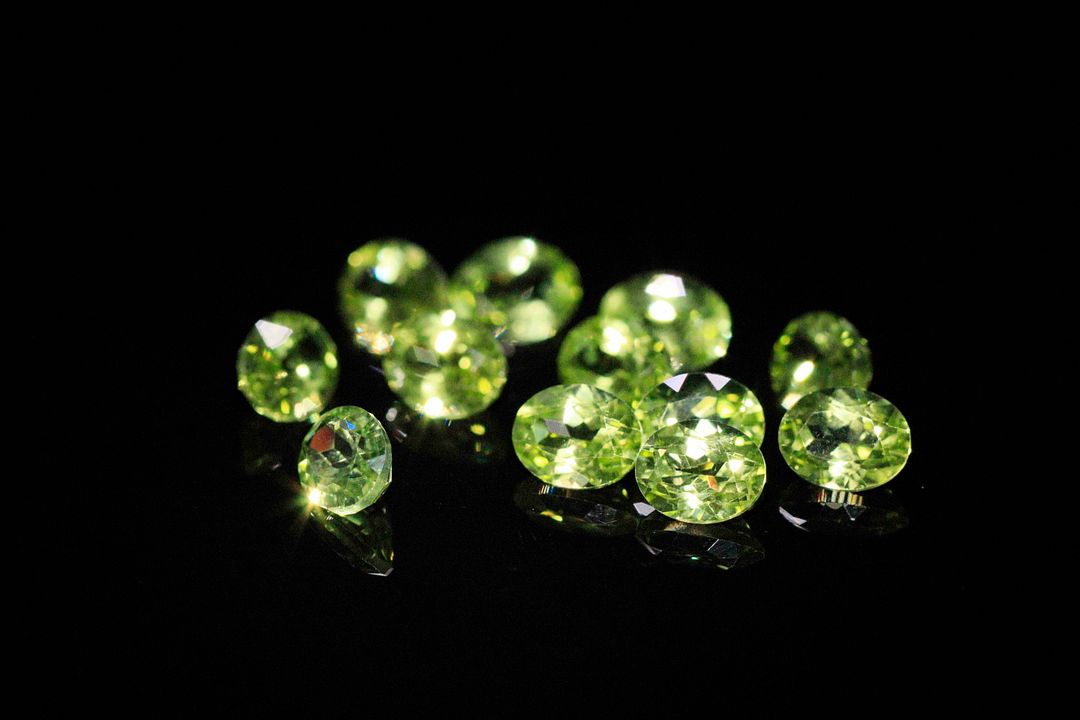 Douze péridots ovales. 4.50 cts. Dims. moy.: 5.0mm x 4.0mm