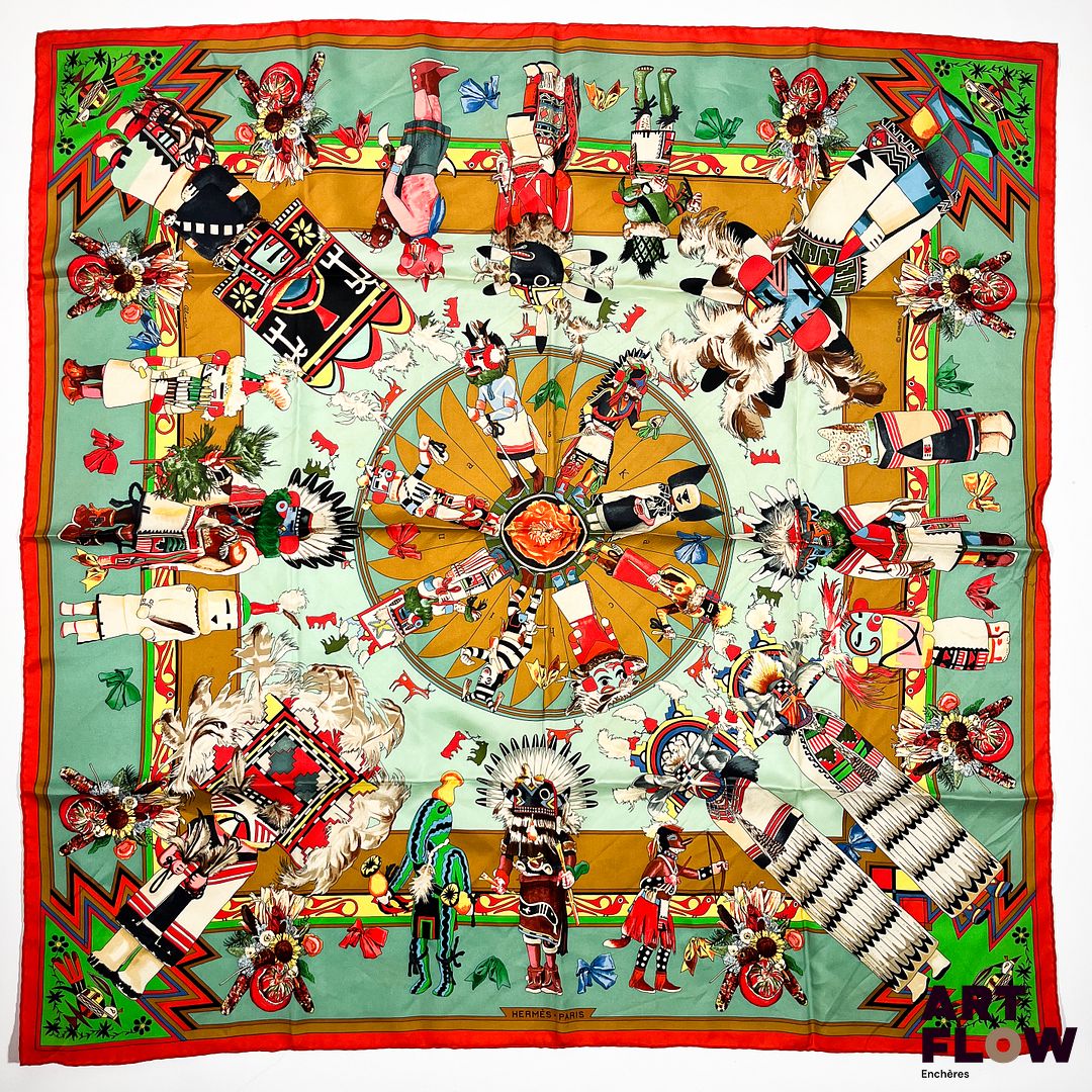 HERMÈS Paris Modèle Katchinas Carré en twill de soie à fond rouge, et tons multicolores 90 x 90 cm Excellent état général