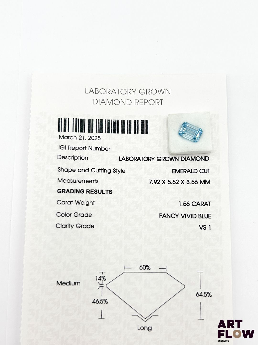 Diamant de synthèse taille émeraude de 1,56 carat. Accompagné d'un certificat de laboratoire de l'IGI (international gemological Institute) précisant : Fancy vivid blue, VS 1
