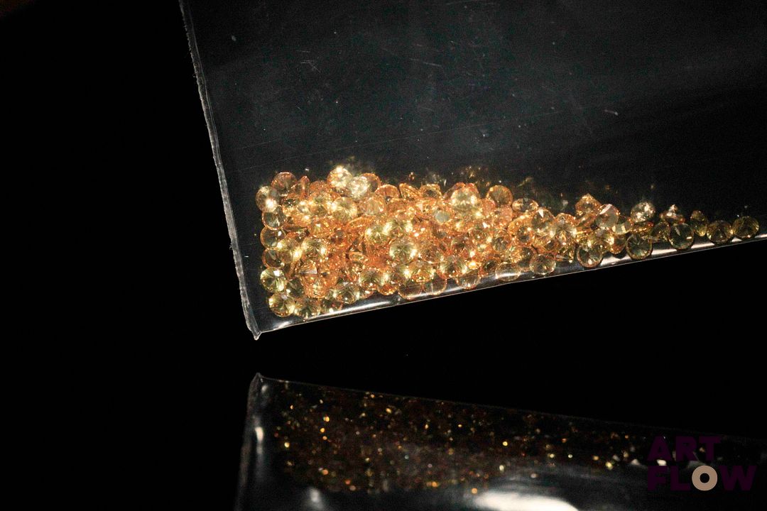 Cent trente-sept saphirs jaunes ronds. 3.57 cts. Diam. moy.: 1.7mm