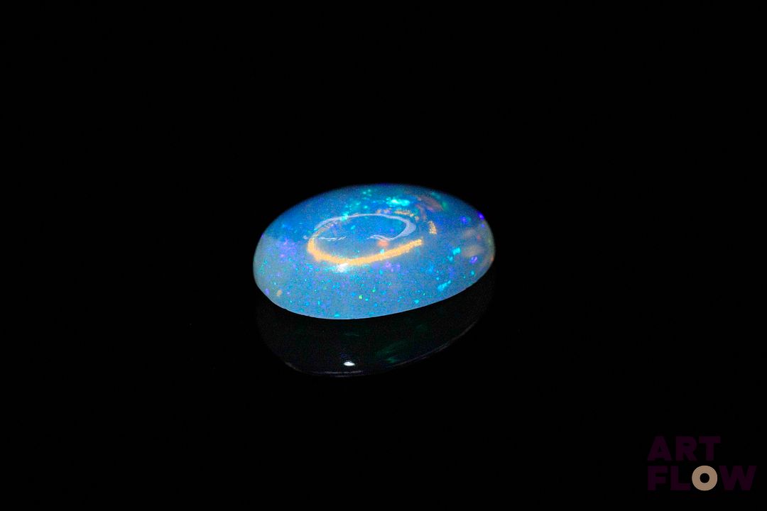 Opale blanche cabochon ovale. 3.77 cts. 14.0mm x 10.0mm