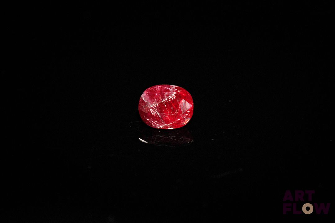 Rubis ovale. Inclusions. 1.08 ct. 6.5mm x 5.3mm