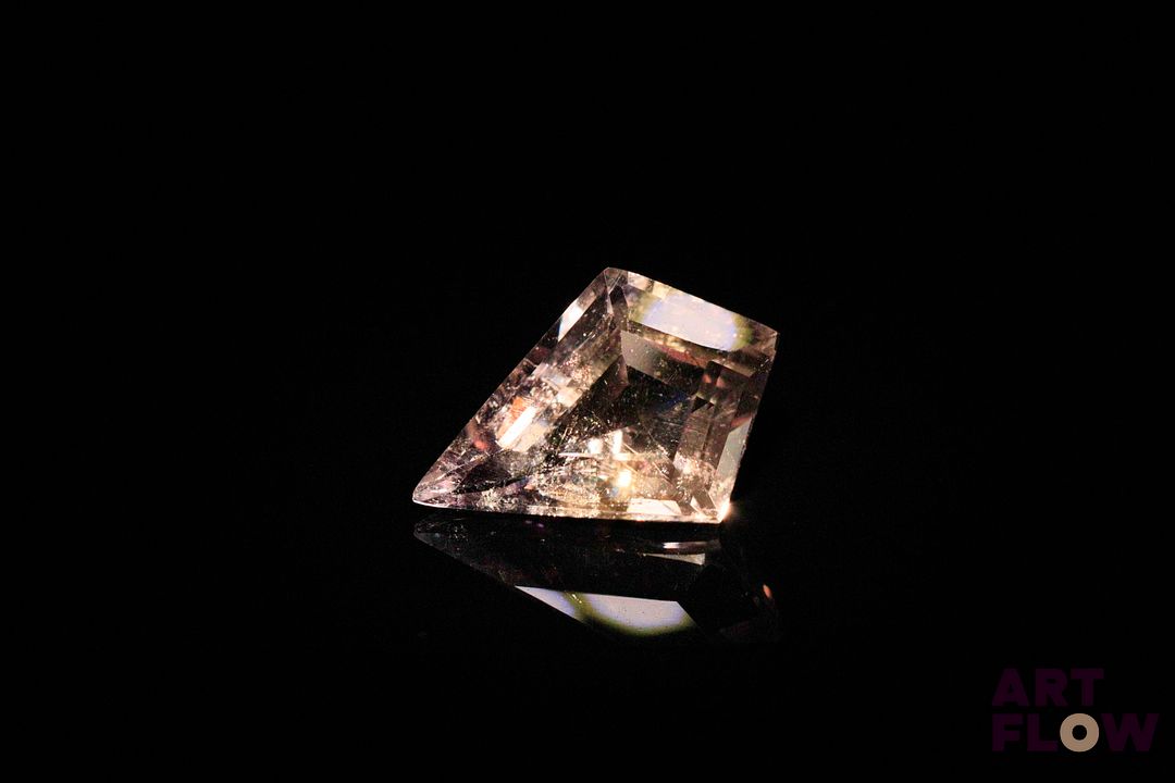 Amétrine fantaisie. 6.81 cts. 18.4mm x 13.0mm