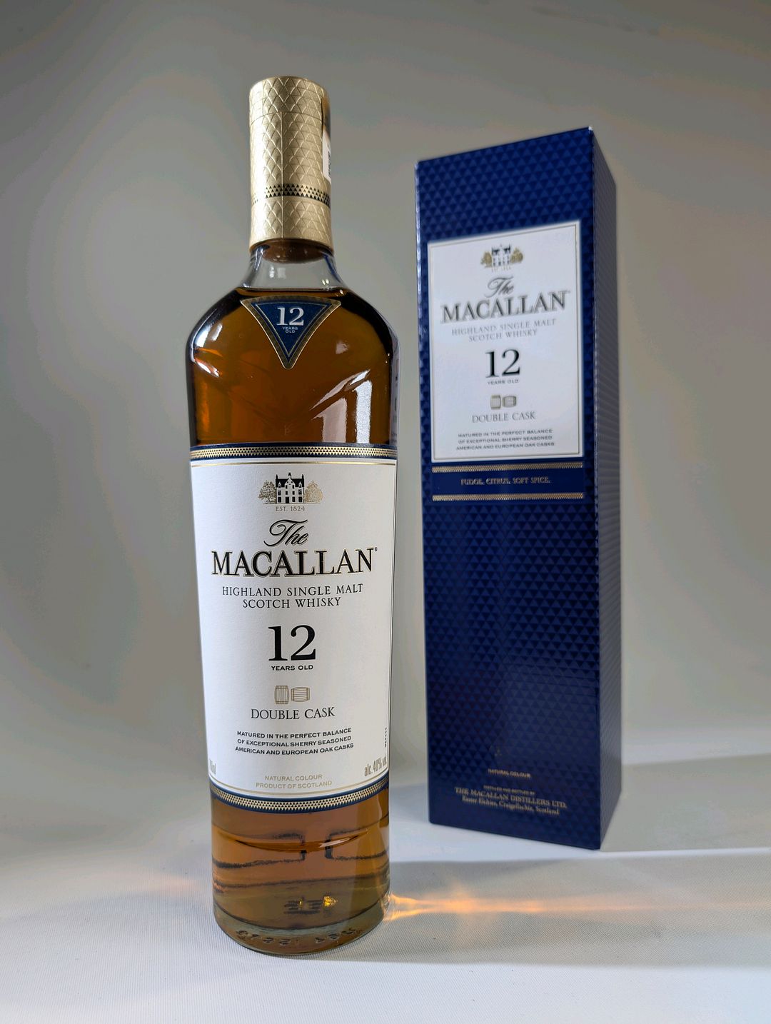 Macallan Double cask 12 ans d&rsquo;âge. Ce whisky écossé marie l’influence des fûts de chêne américain et européen ayant contenu du sherry. Il exprime des notes chaleureuses de miel, de caramel et de fruits secs. En bouche, son équilibre entre douceur et épices douces en fait un single malt accessible et raffiné. Une introduction idéale à l’univers prestigieux de Macallan.