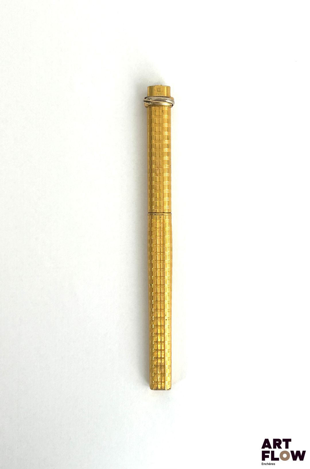 CARTIER Modèle Trinity Stylo bille en métal doré Signé et numéroté Longueur : 13,5 cm Usures d'usage