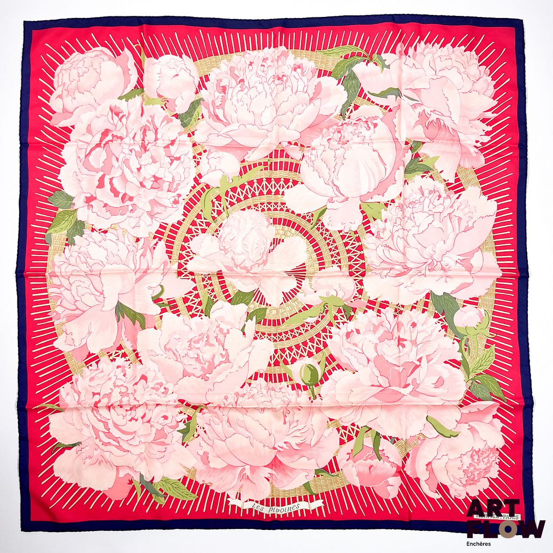 HERMÈS Paris Modèle Les Pivoines Carré en twill de soie, à fond rose, motifs rose pâle et bordure bleue 90 x 90 cm Excellent état général