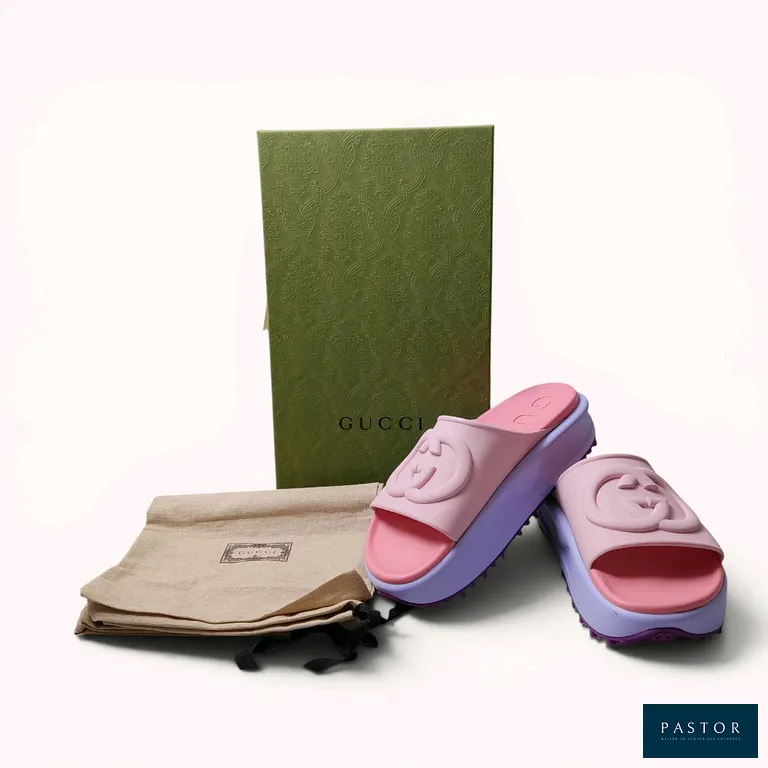 GUCCI. Paire de sandales en caoutchouc tricolore, logo double G entrelacé sur l'empeigne, semelle épaisse crantée, P.39. Parfait état, légères traces sur le caoutchouc, dans sa boîte d'origine avec dust-bag  - TVA Récupérable