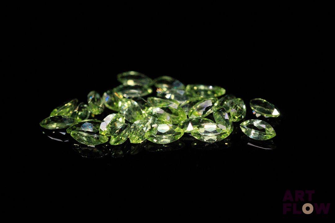 Trente péridots marquises. 4.36 cts. Dims. moy.: 5.0mm x 2.5mm