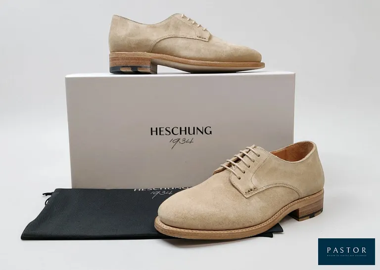 HESCHUNG. Paire de derbies "Anemone" en cuir velours sable, P.7,5. NEUVE avec boîte et dust-bag - TVA Récupérable