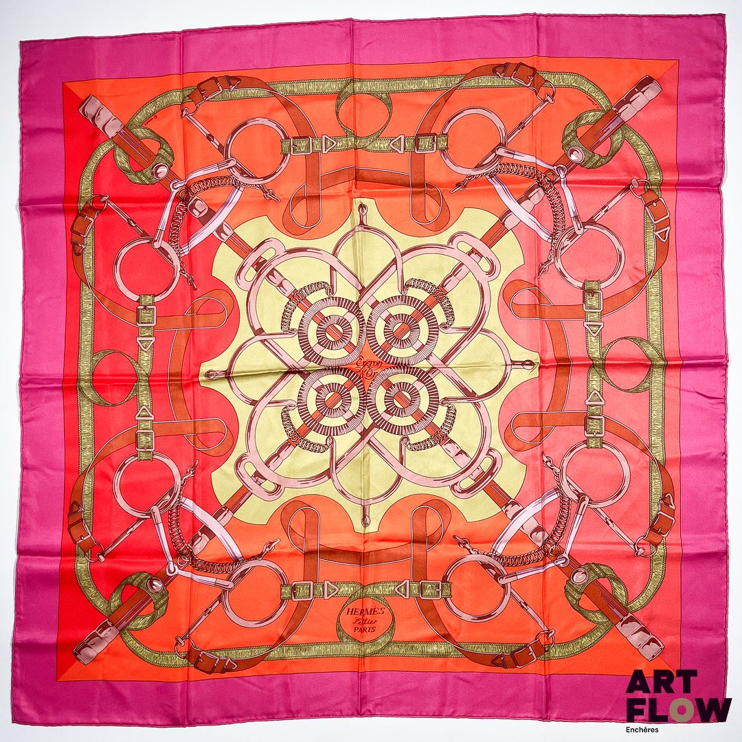 HERMES Modèle "Éperons d'or" Carré en twill de soie dessiné par Henri d'Origny à bordure rose. 90 x 90 cm. Dans ses plis d'origine. Edition circa 2015