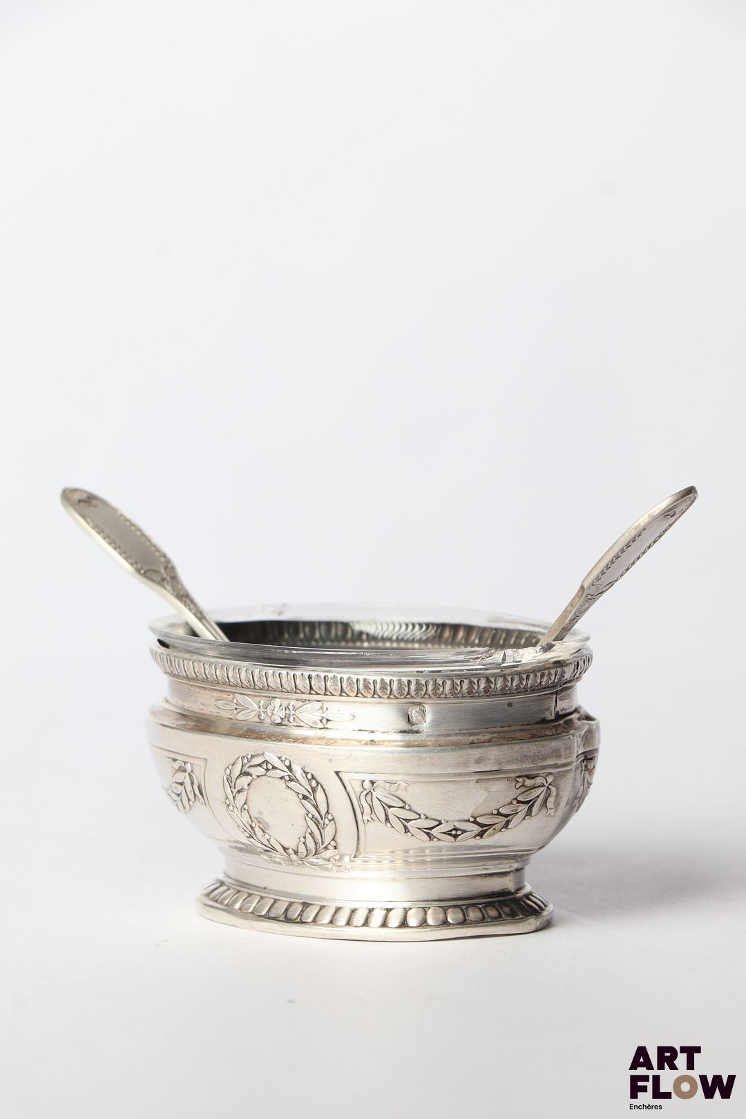 PUIFORCAT Salière et deux cuillères en argent, de style néo-classique. la salière a fond de verre. Poids brut total : 68,19