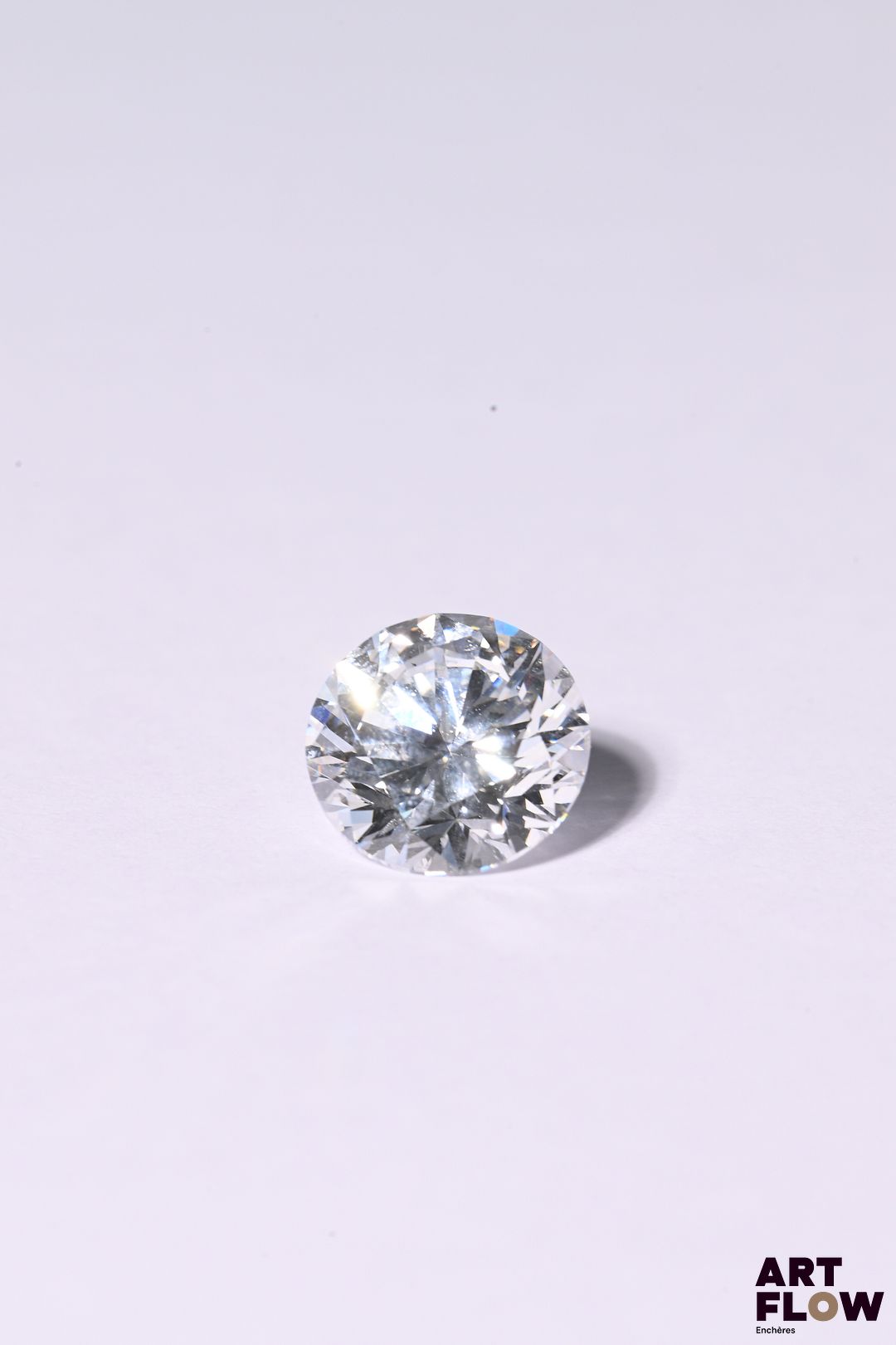 Diamant de synthèse taille ronde de 4,00 carats. Accompagné d'un certificat de laboratoire de l'IGI (international gemological Institute) précisant : Dimensions : 10,01 - 10,10 x 6,31 mm Couleur : D Pureté : VS 1 Qualité de la taille du diamant : Excellent Fluorescence : aucune