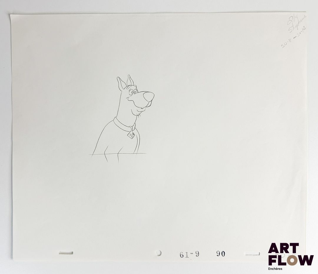 Scooby-Doo d'après Iwao Takamoto Scooby Dessin à la mine de plomb et au crayon de couleur représentant Scooby en position assise Animé américain d'après la série Scooby-Doo, Where Are You! créée par Joe Ruby et Ken Spears "Scooby-Doo est le personnage principal de l’univers de Scooby-Doo. C’est un grand chien parlant, gourmand et peureux, mais toujours fidèle à ses amis. Aux côtés de Shaggy, Velma, Daphne et Fred, Scooby-Doo résout des mystères impliquant des monstres et criminels déguisés, mêlant humour, courage et esprit d’équipe dans chaque aventure." Dimensions : 27 x 31,5 cm
