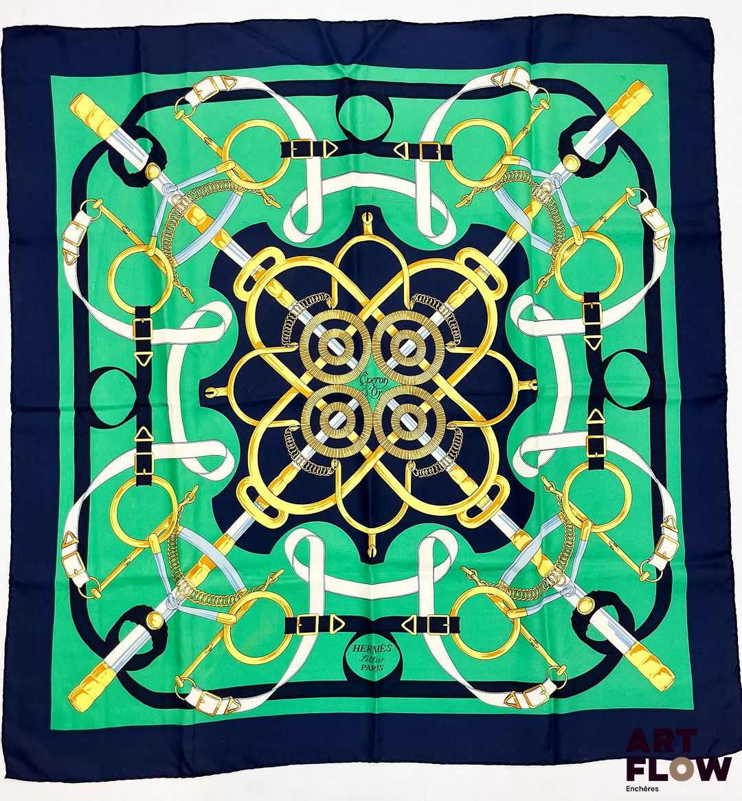 HERMÈS Modèle "Éperon d'or" d'après un dessin de H d'Origny Carré en twill de soie à bordure bleu Dimensions : 87 x 87 cm Quelques taches et fils tirés Bibliographie : Genevieve Fontan, Carrés d'art, Dictionnaire illustré des carrés Hermès valeur, 2025