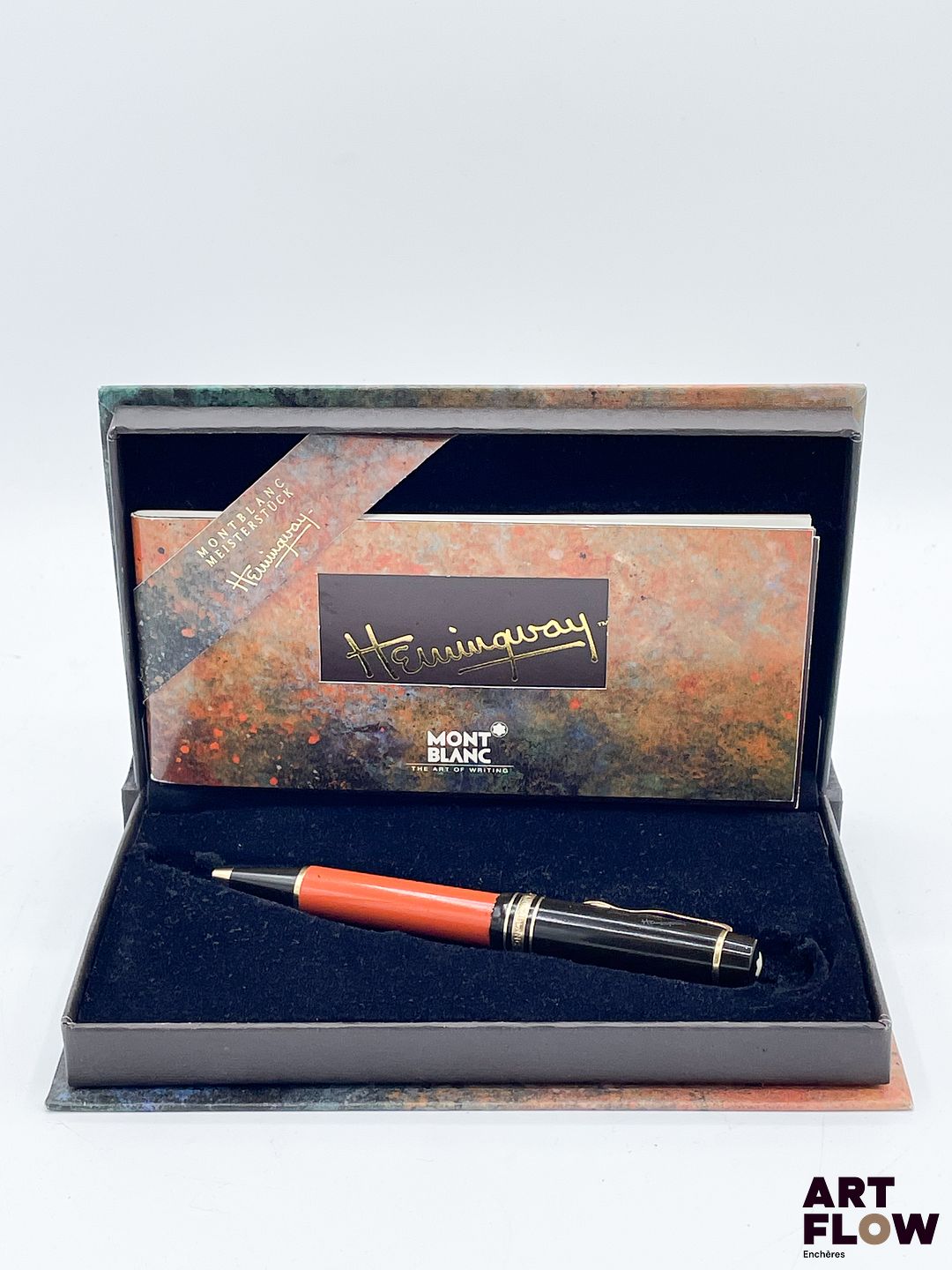 MONTBLANC. Meisterstuck. Modèle Ernest Hemingway. Stylo bille en résine noire et corail. Modèle créé en 1992. Édition limitée à 30 000 exemplaires Dans son écrin d'origine figurant un livre relié. Avec papiers, son livret et sa sur boîte. Longueur : 12,5 cm environ Bon état général malgré quelques très légers défauts.