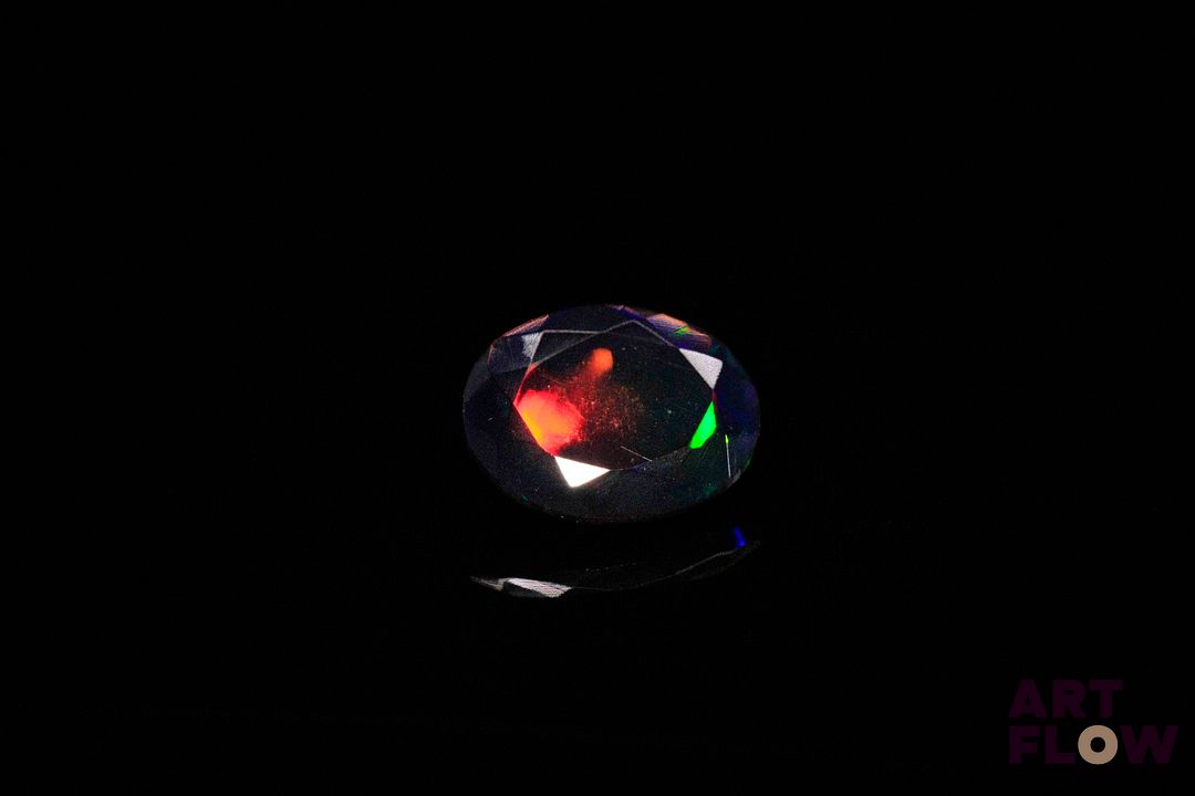 Opale facettée noire ovale. Beaux éclats de couleur. 1.13 ct. 9.5mm x 7.7mm