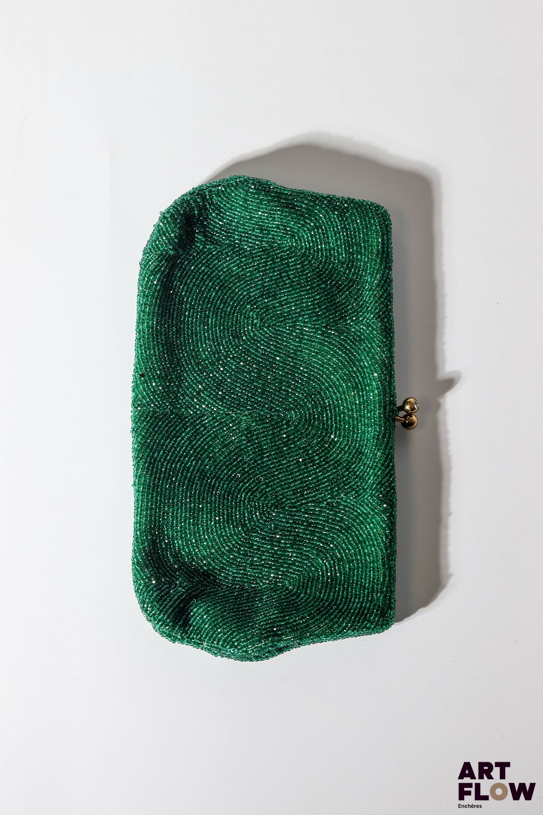 DIOR Superbe pochette du soir rebrodée de perles vertes, le fermoir en métal doré orné de deux imitations de diamant en serti clos. 23 x 13 cm Traces internes.