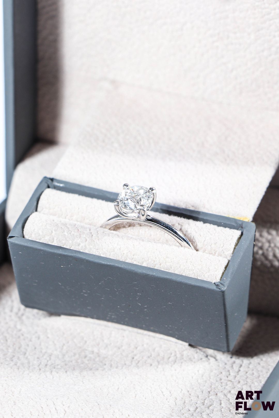Bague solitaire en or blanc 14 carats sertie d'un diamant principal de 1.00 carats Diamant principal naturel Couleur : D Clarté : SI2 TDD : 51 Poids : 2,00 g Certificat GCI