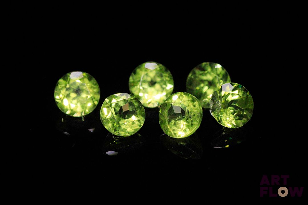 Six péridots ronds. Non chauffé. 5.67 cts. Diam. moy.: 6.0mm