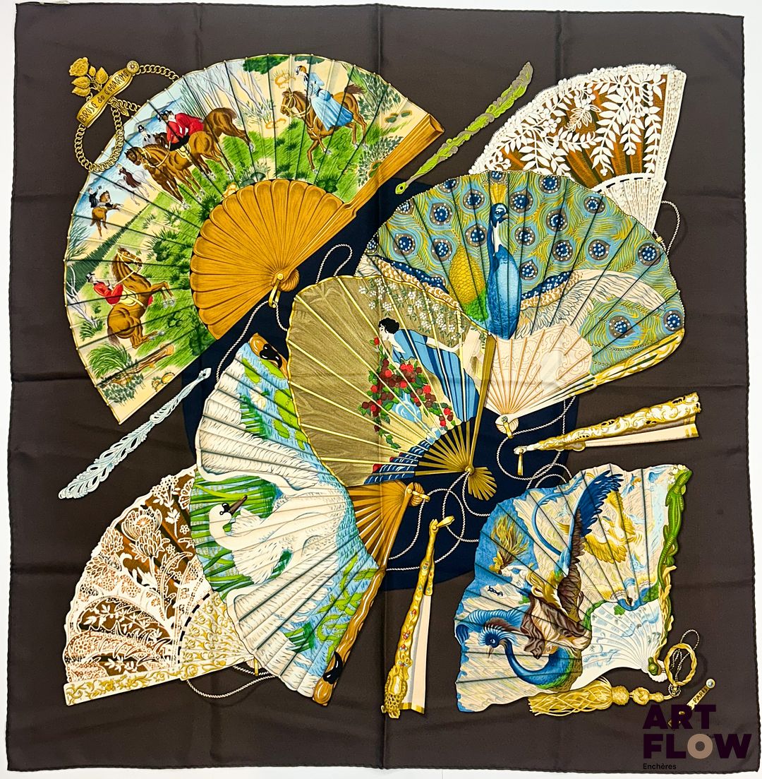 HERMÈS Modèle "Brise de Charme" d'apres un dessin de Julie ABADIE Carré en twill de soie à bordure marron 90 x 90 cm Très bon état général malgré quelques infimes taches