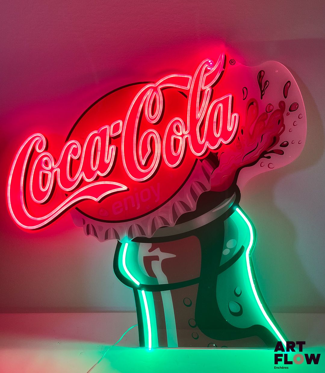 Enseigne lumineuse publicitaire sur plexiglas Coca Cola. Dimensions : 89 x 92 cm Fonctionnelle - endommagée à l'extrémité supérieure. Fourni avec son alimentation murale.