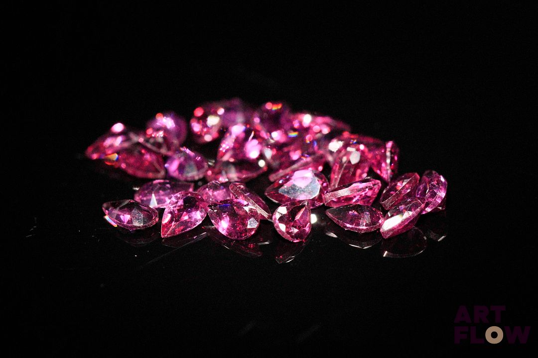Trente grenats rhodolites poires. 7.90 cts. Dims. moy.: 5.0mm x 3.0mm