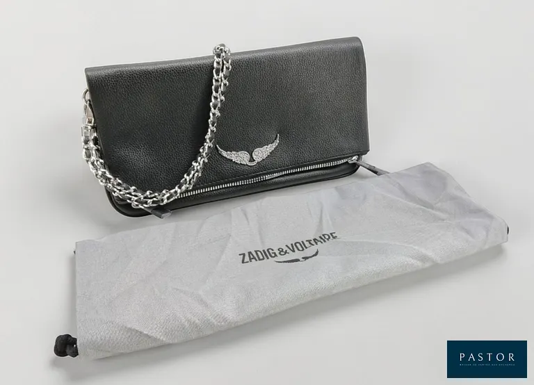 ZADIG & VOLTAIRE. Pochette "Rock" en cuir grainé à doubles chaînes cuir et métal, ailes ornées de strass, rabat à fermeture zippée et aimantée, Dim: 27 x 13 x 2. NEUF avec étiquette et dust-bag - TVA Récupérable