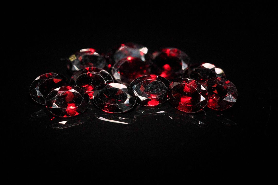 Douze grenats ovales. Probablement Mozambique, jolie couleur. 10.79 cts. Dims. moy.: 7.0mm x 5.0mm