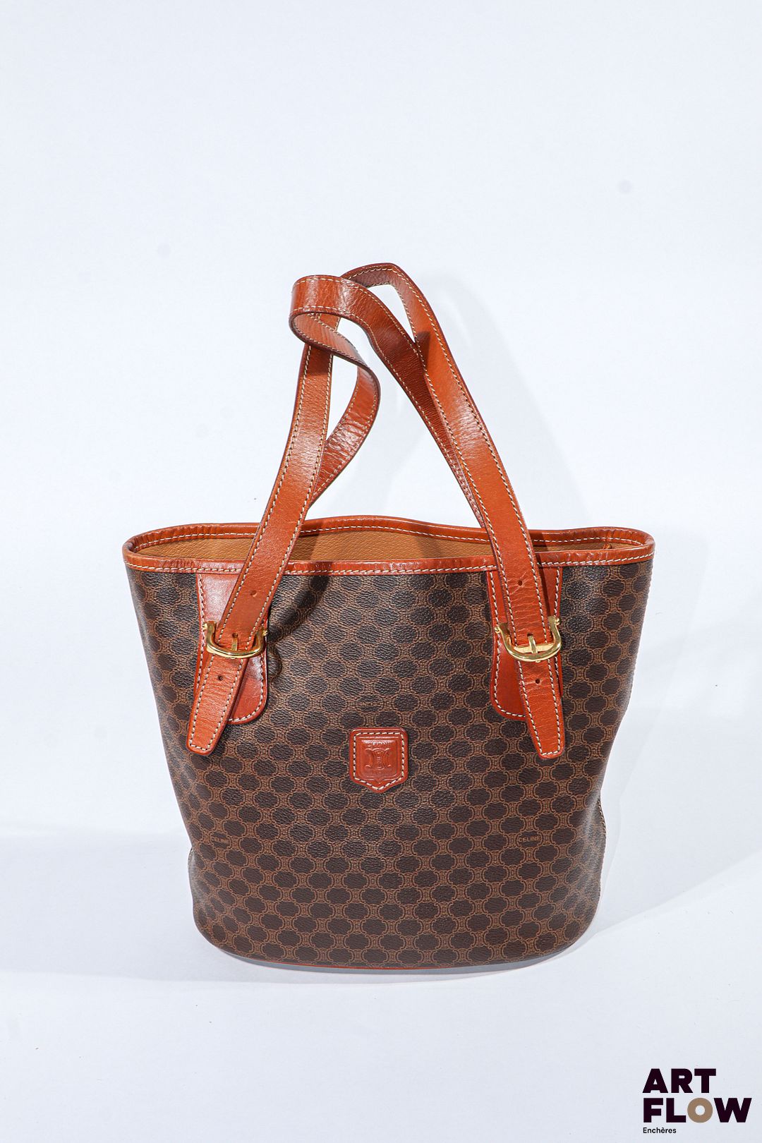 CELINE Sac à main en toile enduite monogrammée et cuir brun, bijouterie en métal doré, garniture intérieure en cuir brun Dimensions : 22 x 37 cm