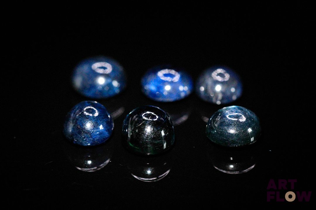 Six saphirs cabochons ronds. 13.41 cts. Diam. moy.: 7.25mm