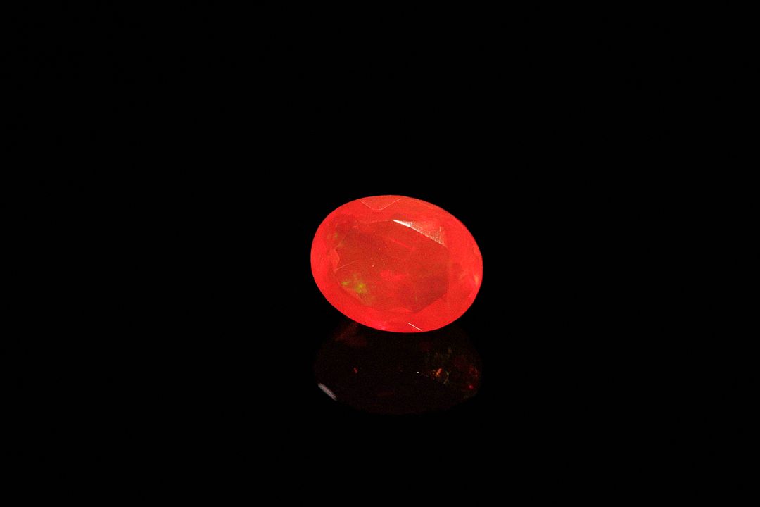 Opale facettée de feu ovale. Beaux éclats de couleur. 1.49 ct. 9.0mm x 7.0mm
