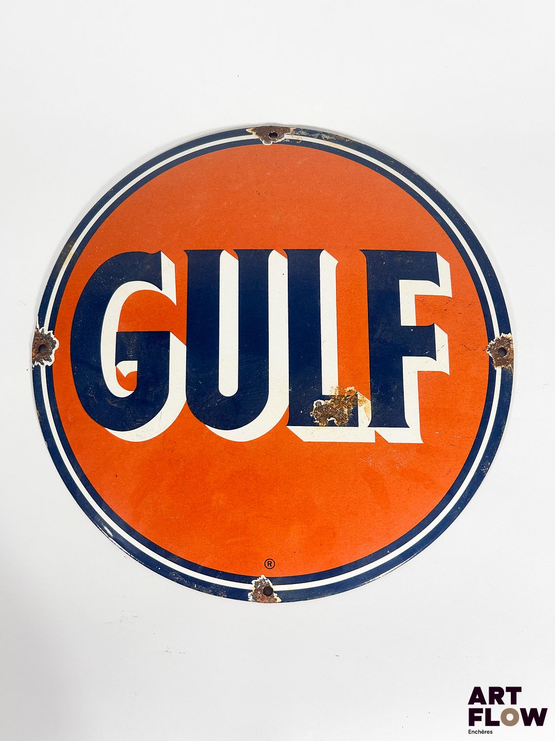 Plaque émaillée ronde Gulf Diamètre : 30 cm Petits éclats et traces de rouille Reproduction moderne