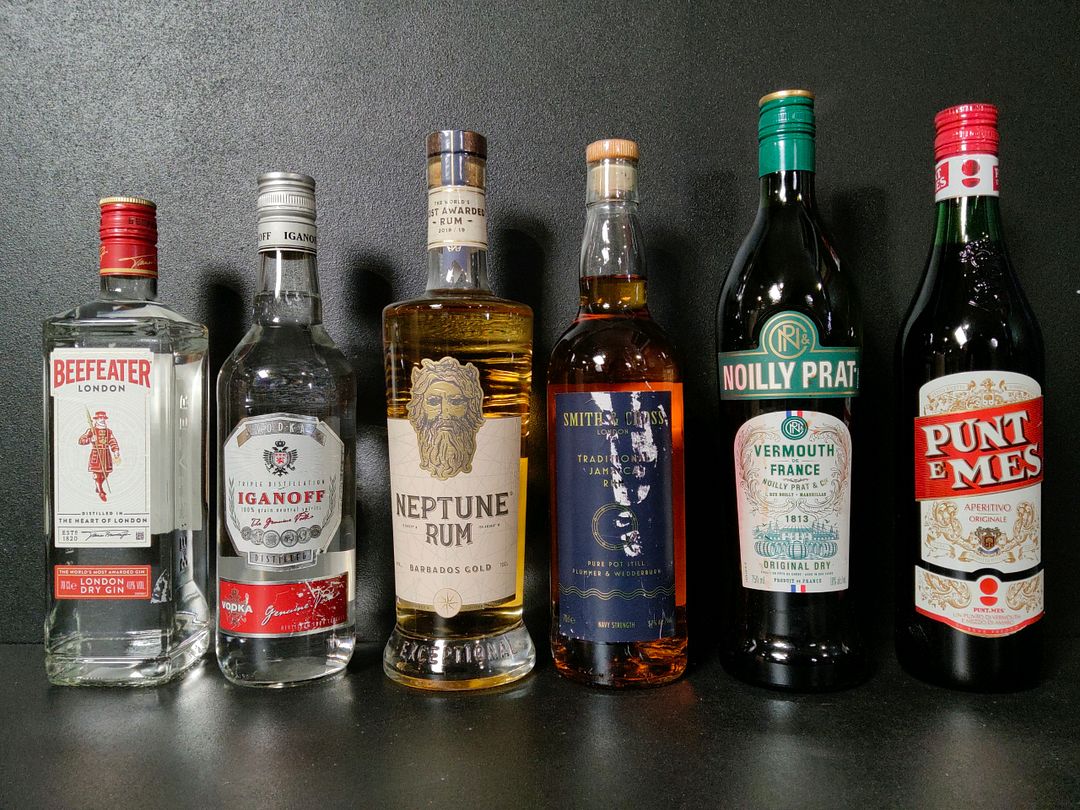 Lot de 6 bouteilles de spiritueux composé de : 2 Vermouths, 2 Rhums, 1 Gin et 1 Vodka