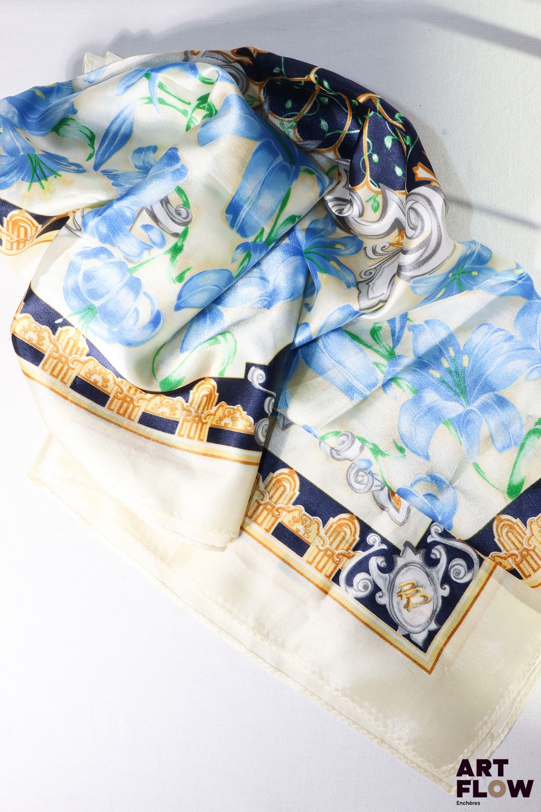 PIERRE BALMAIN Paris Foulard en polyester modèle "François Ier" à imprimé de fleurs de lys. Signé Pierre Balmain. 88 x 88 cm. Bon état général malgré quelques légers défauts.